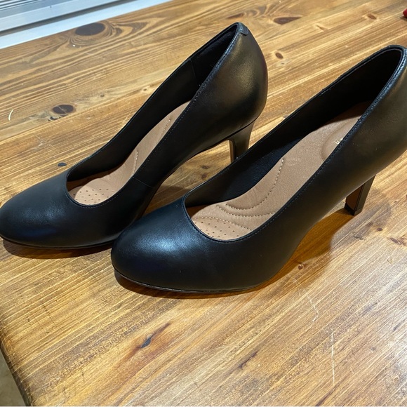 Classic black heels - Picture 2 of 3